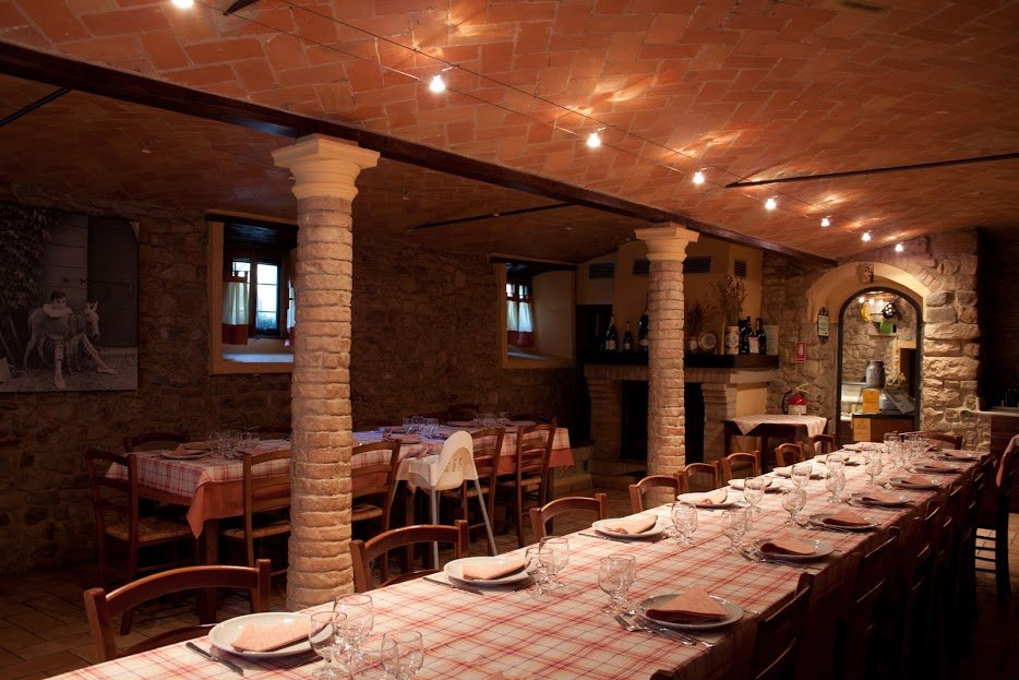 Ristorante Montebaducco sala esterna.jpg