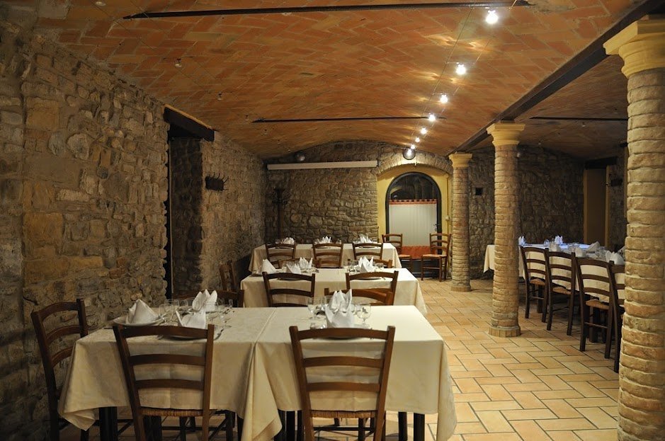 Ristorante Montebaducco sala interna.jpg